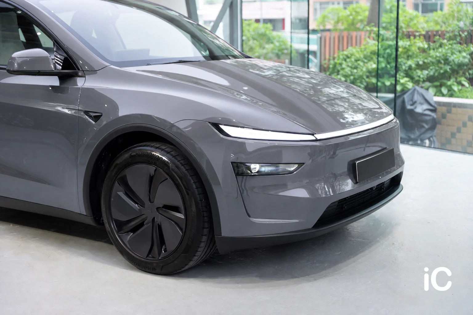 Steel Haze Tesla Model Y 模擬效果