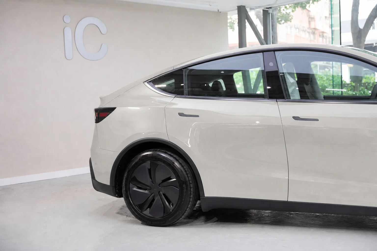 Crayon Tesla Model Y 模擬效果