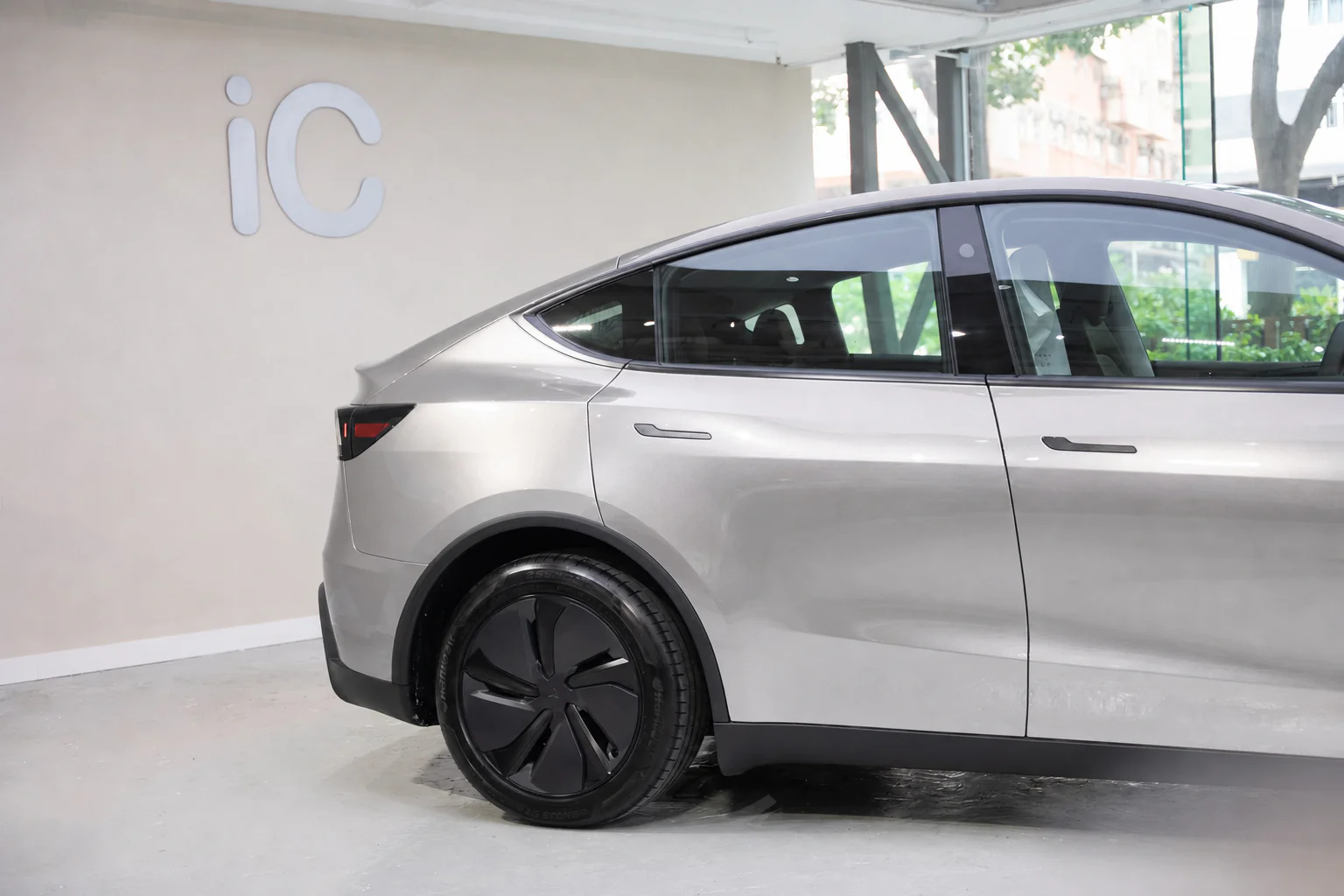 Liquid Silver Tesla Model Y 模擬效果