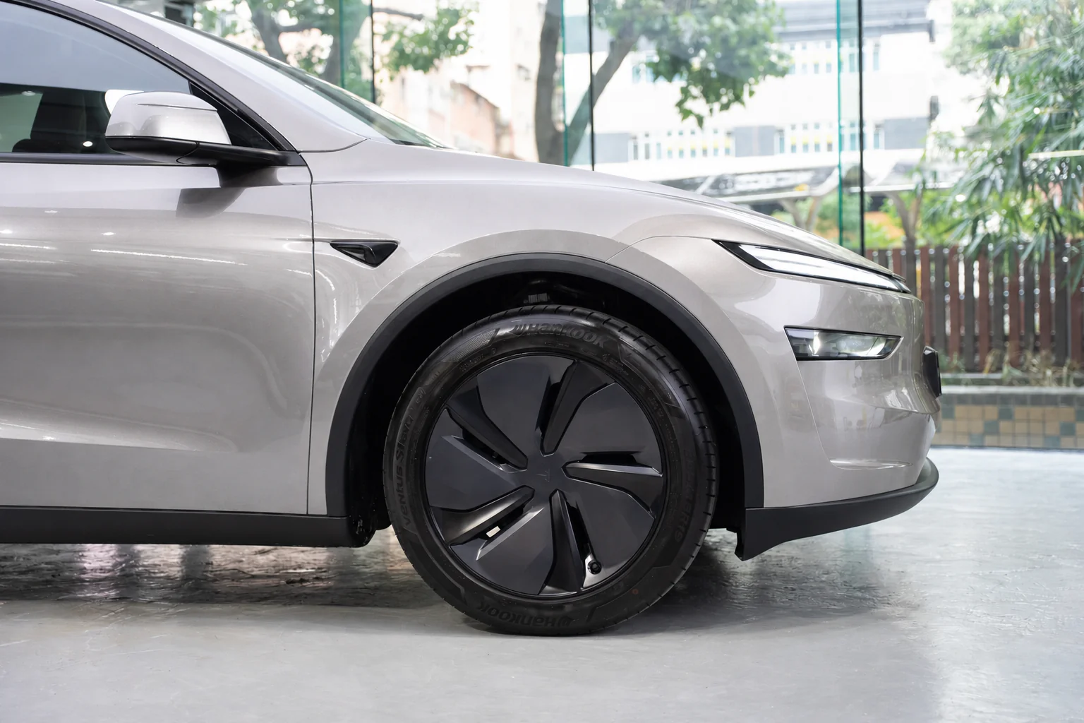 Liquid Silver Tesla Model Y 模擬效果