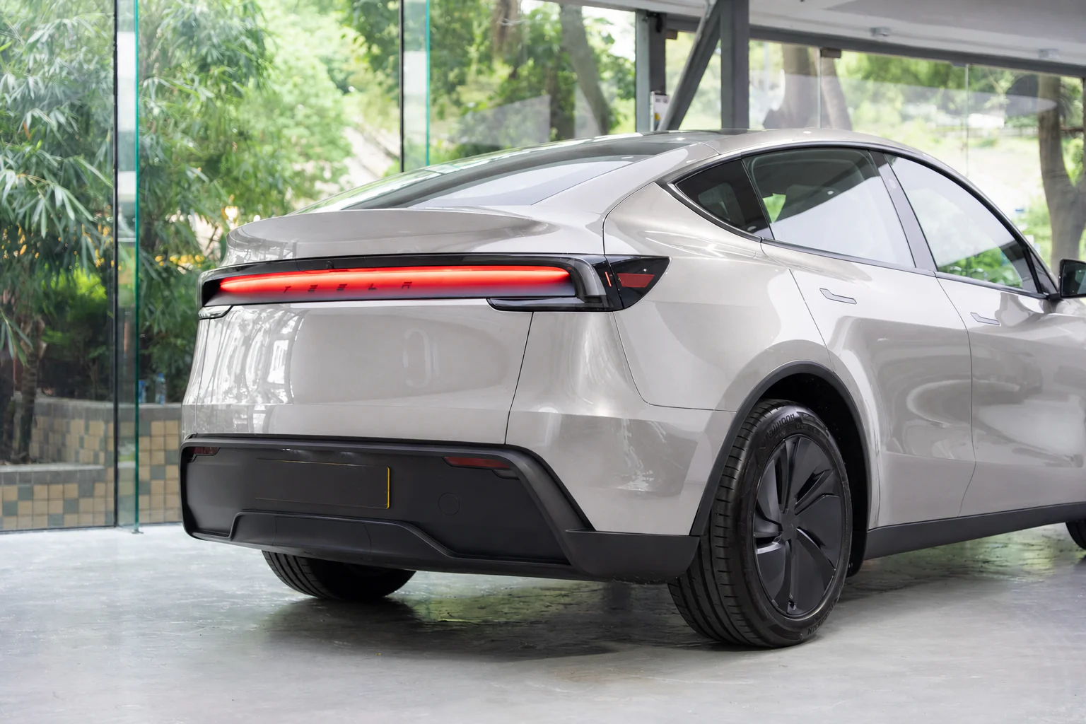 Liquid Silver Tesla Model Y 模擬效果