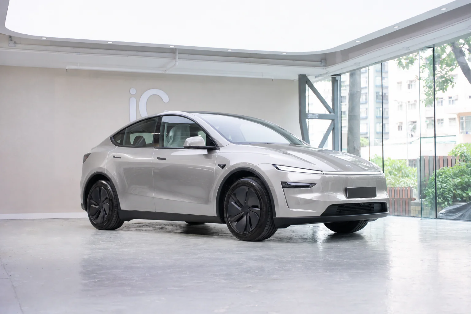 Liquid Silver Tesla Model Y 模擬效果