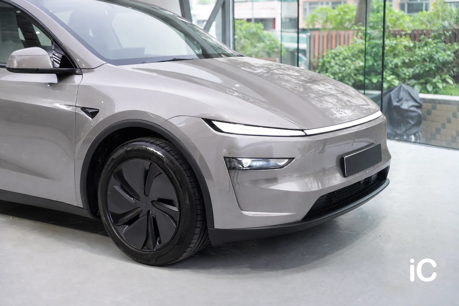 Liquid Silver Tesla Model Y 模擬效果