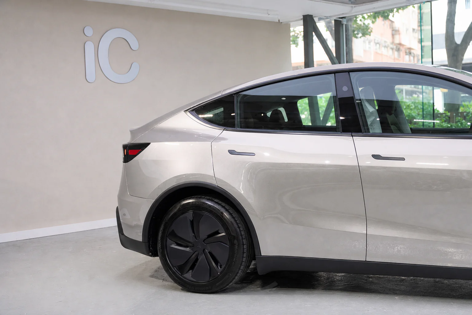 Poured Silver Metallic Tesla Model Y 模擬效果