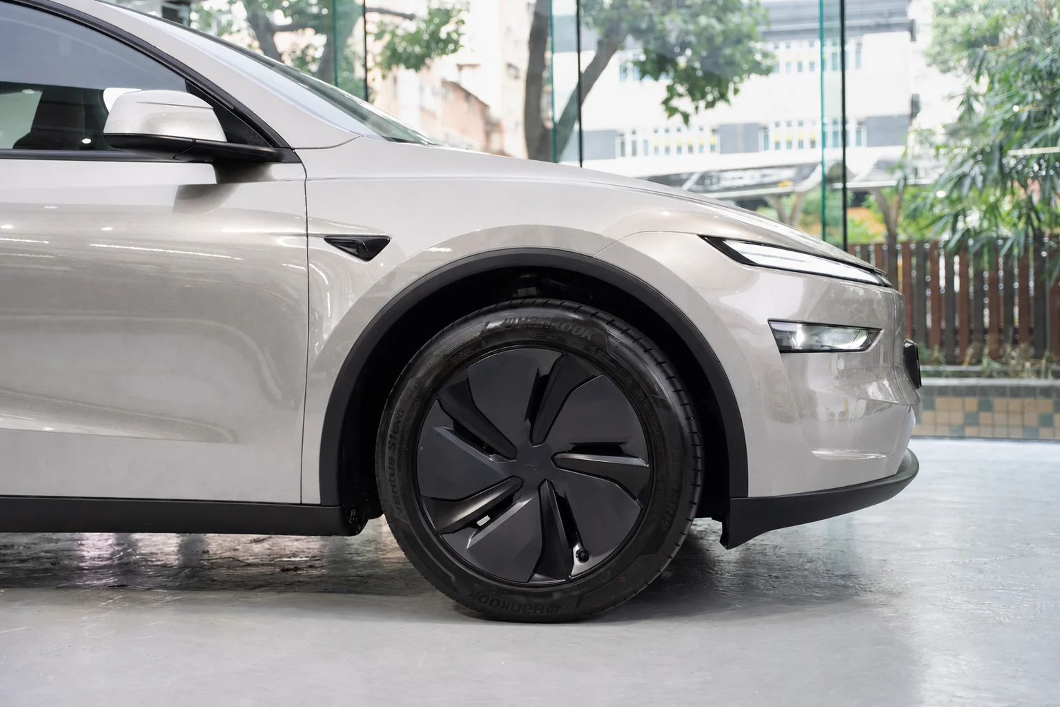 Poured Silver Metallic Tesla Model Y 模擬效果