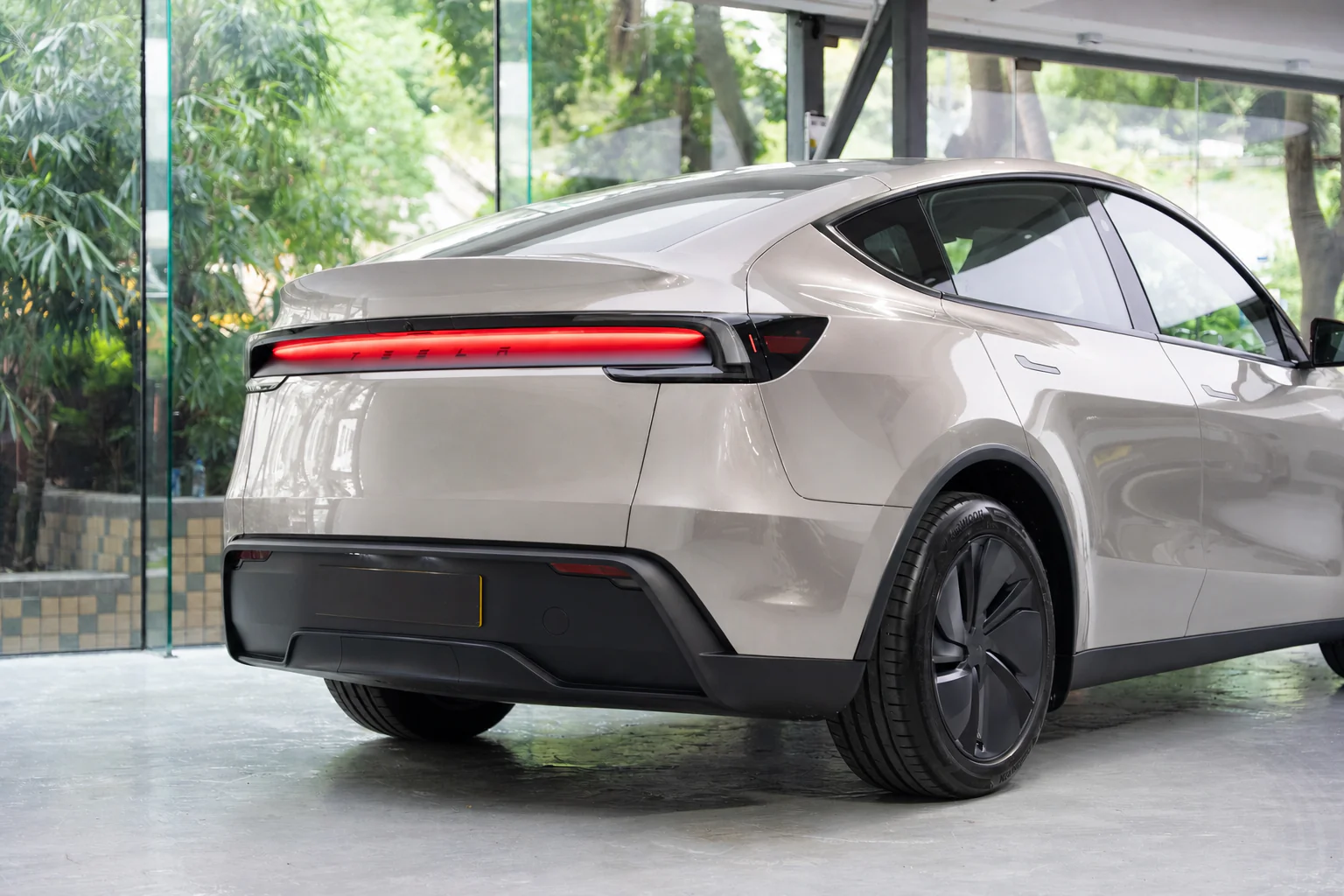 Poured Silver Metallic Tesla Model Y 模擬效果