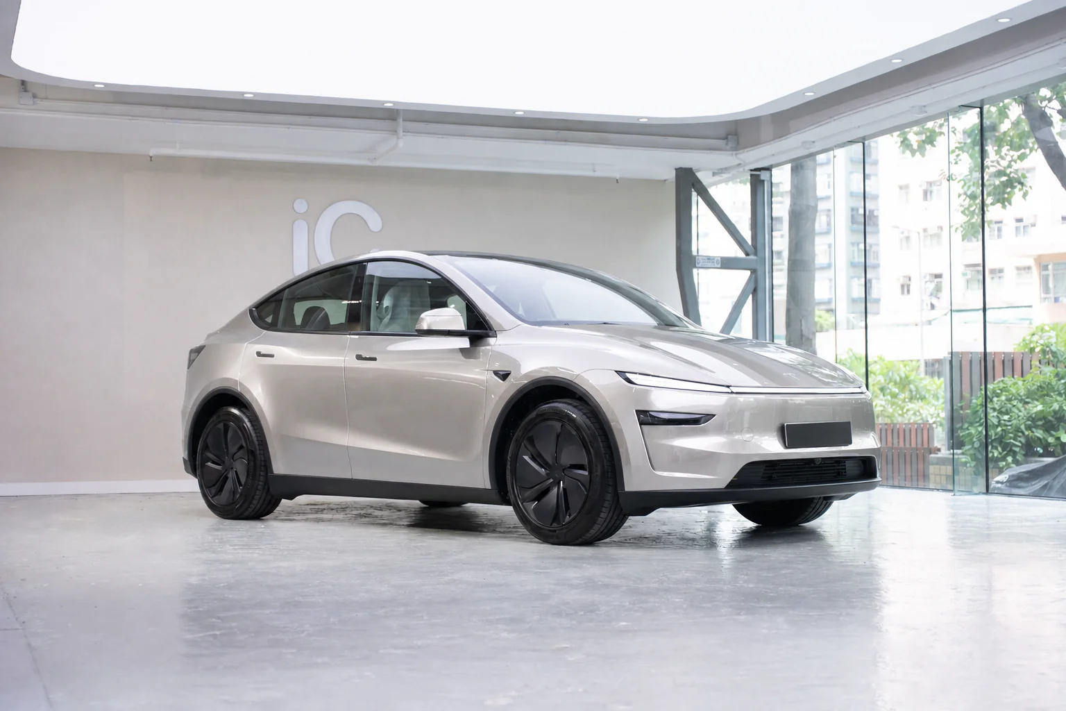 Poured Silver Metallic Tesla Model Y 模擬效果