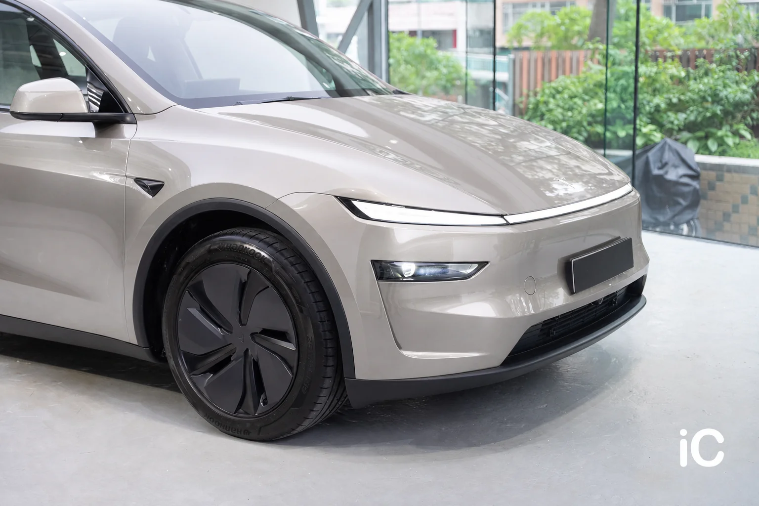 Poured Silver Metallic Tesla Model Y 模擬效果