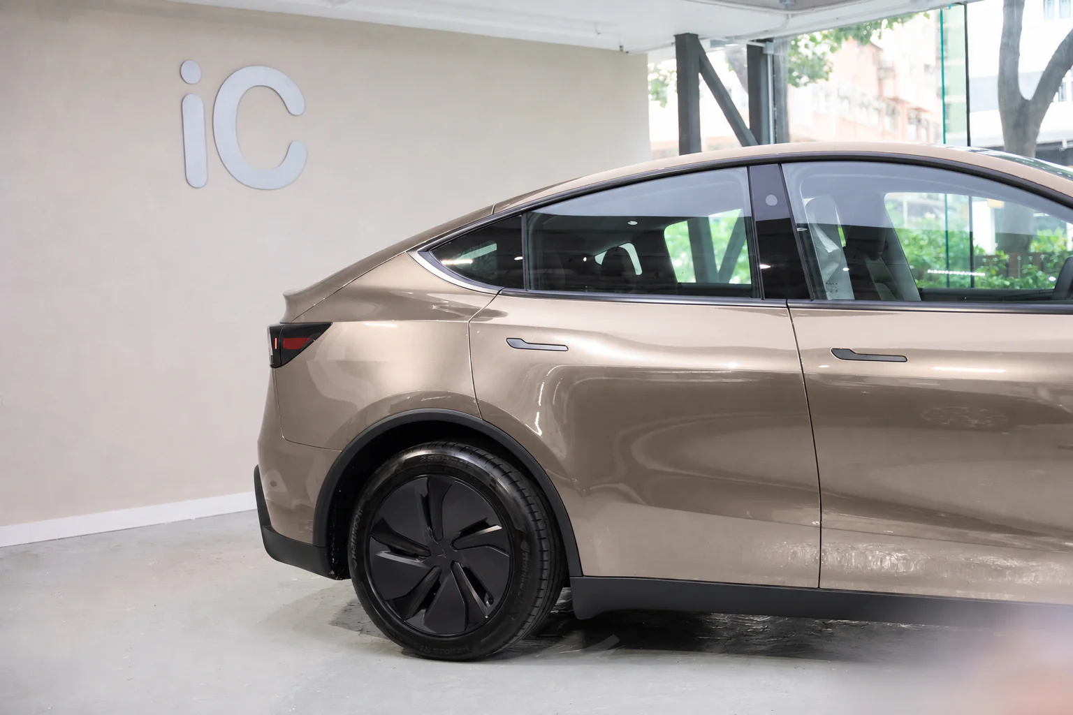 Flux Bronze Tesla Model Y 模擬效果