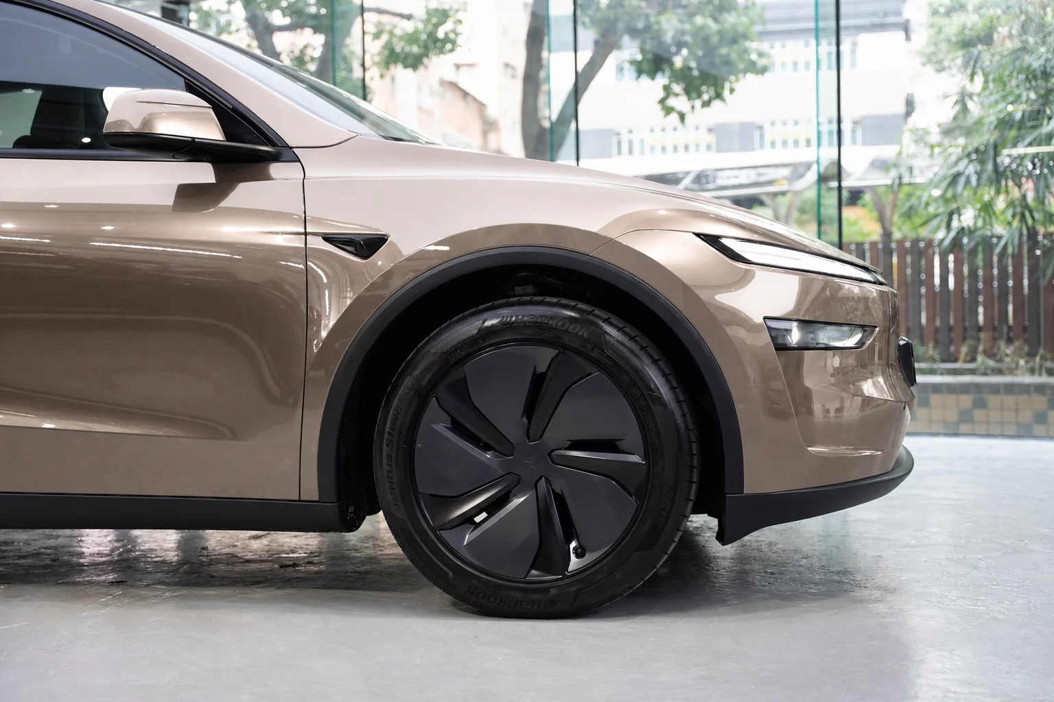Flux Bronze Tesla Model Y 模擬效果