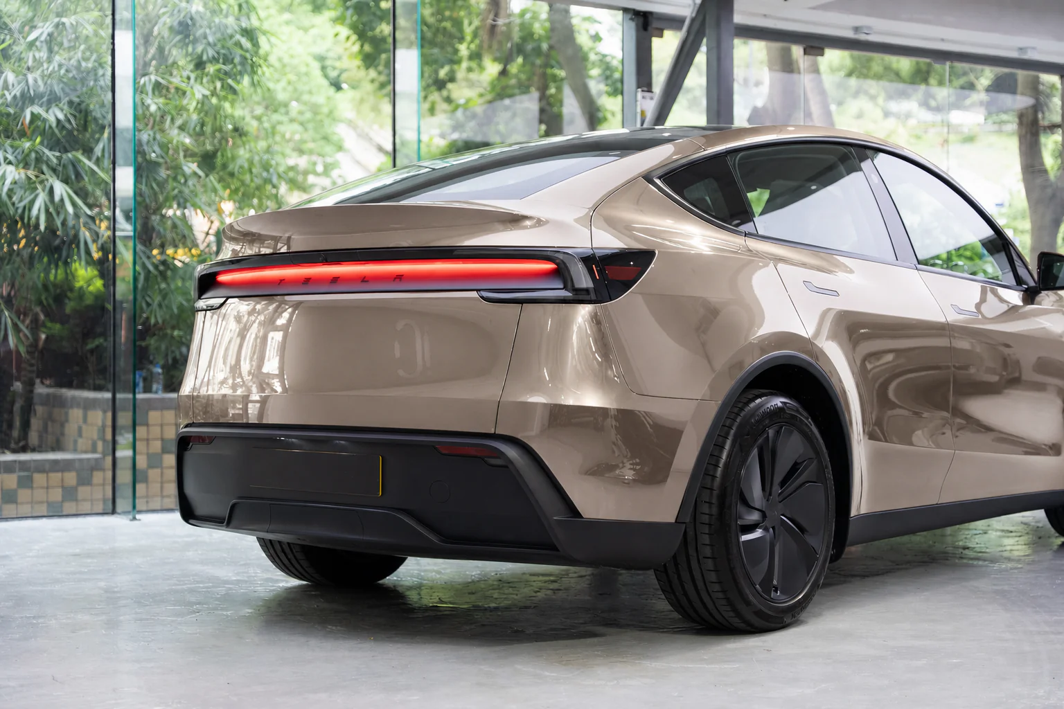 Flux Bronze Tesla Model Y 模擬效果
