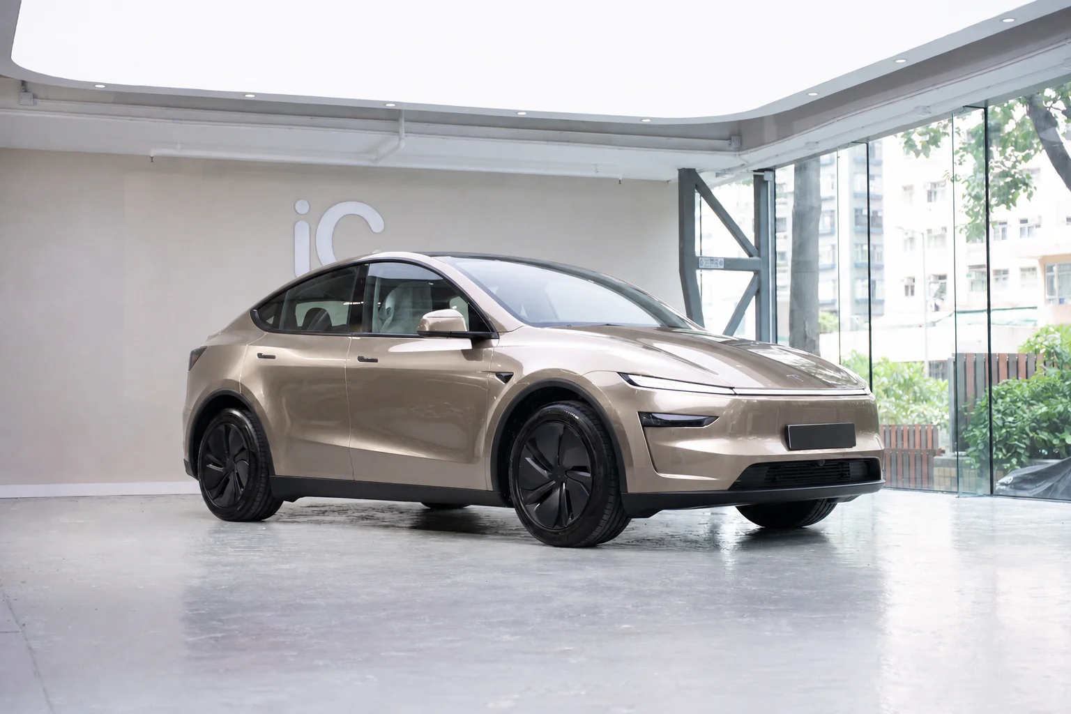 Flux Bronze Tesla Model Y 模擬效果