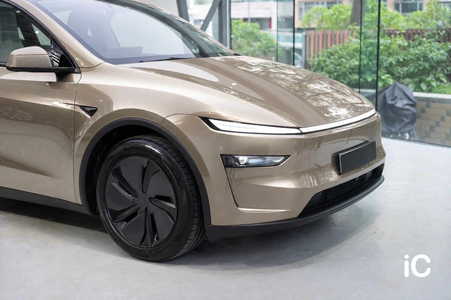 Flux Bronze Tesla Model Y 模擬效果