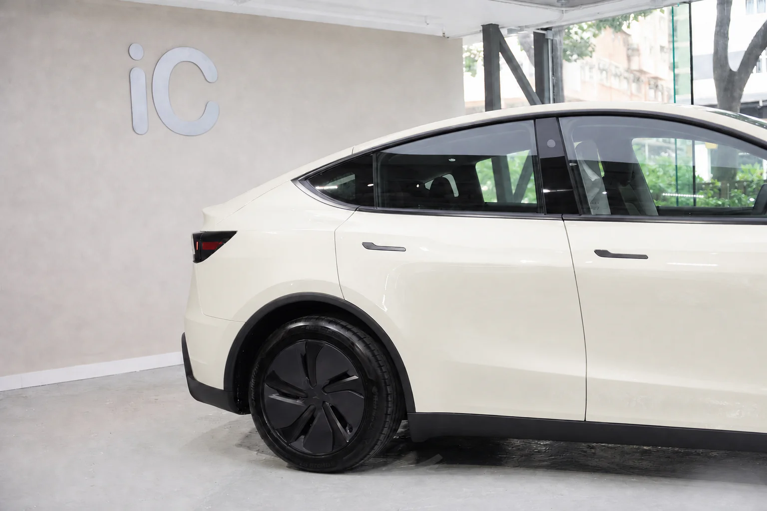 Chalk White Tesla Model Y 模擬效果