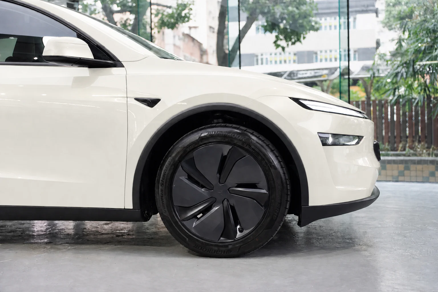 Chalk White Tesla Model Y 模擬效果