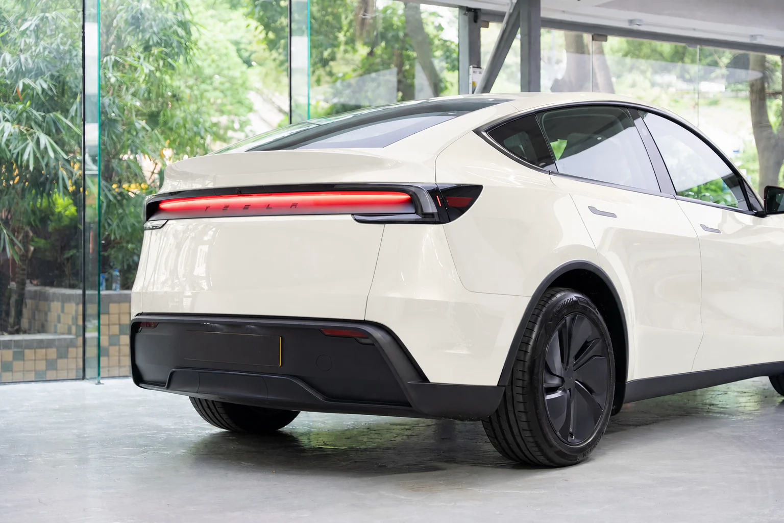 Chalk White Tesla Model Y 模擬效果