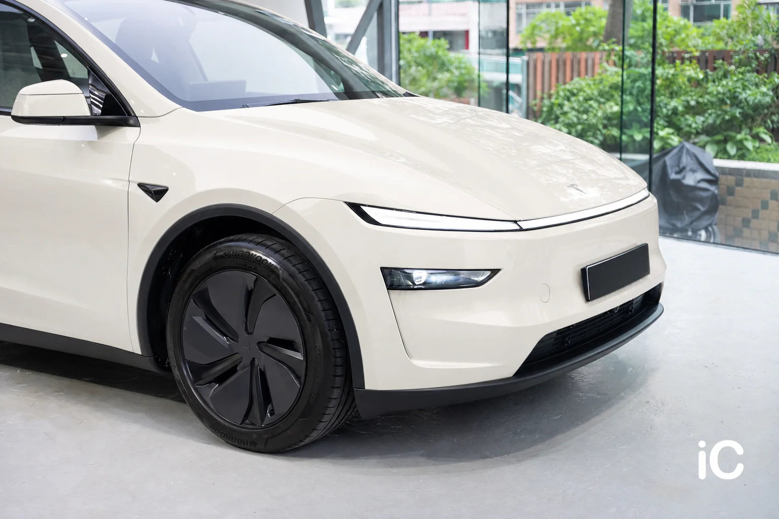 Chalk White Tesla Model Y 模擬效果