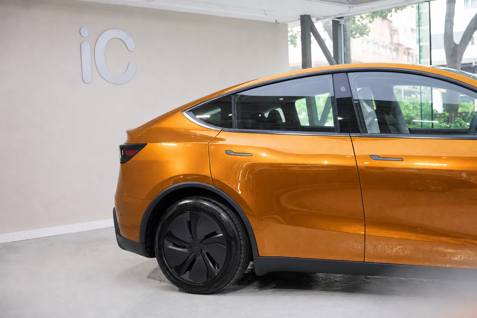 Solar Orange Metallic Tesla Model Y 模擬效果