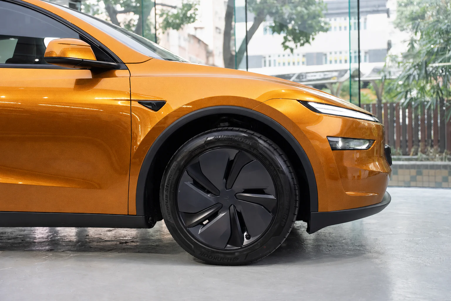 Solar Orange Metallic Tesla Model Y 模擬效果