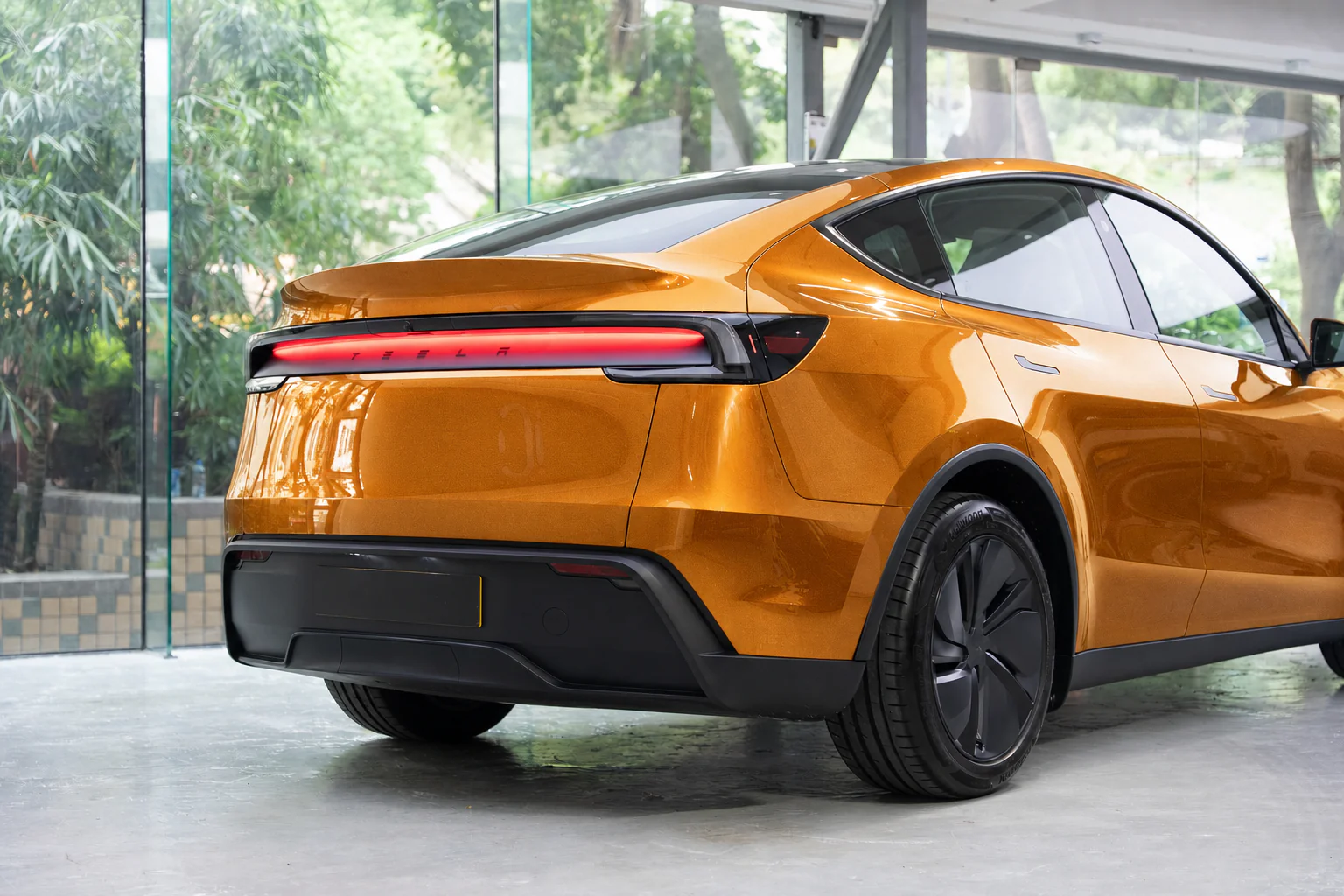 Solar Orange Metallic Tesla Model Y 模擬效果