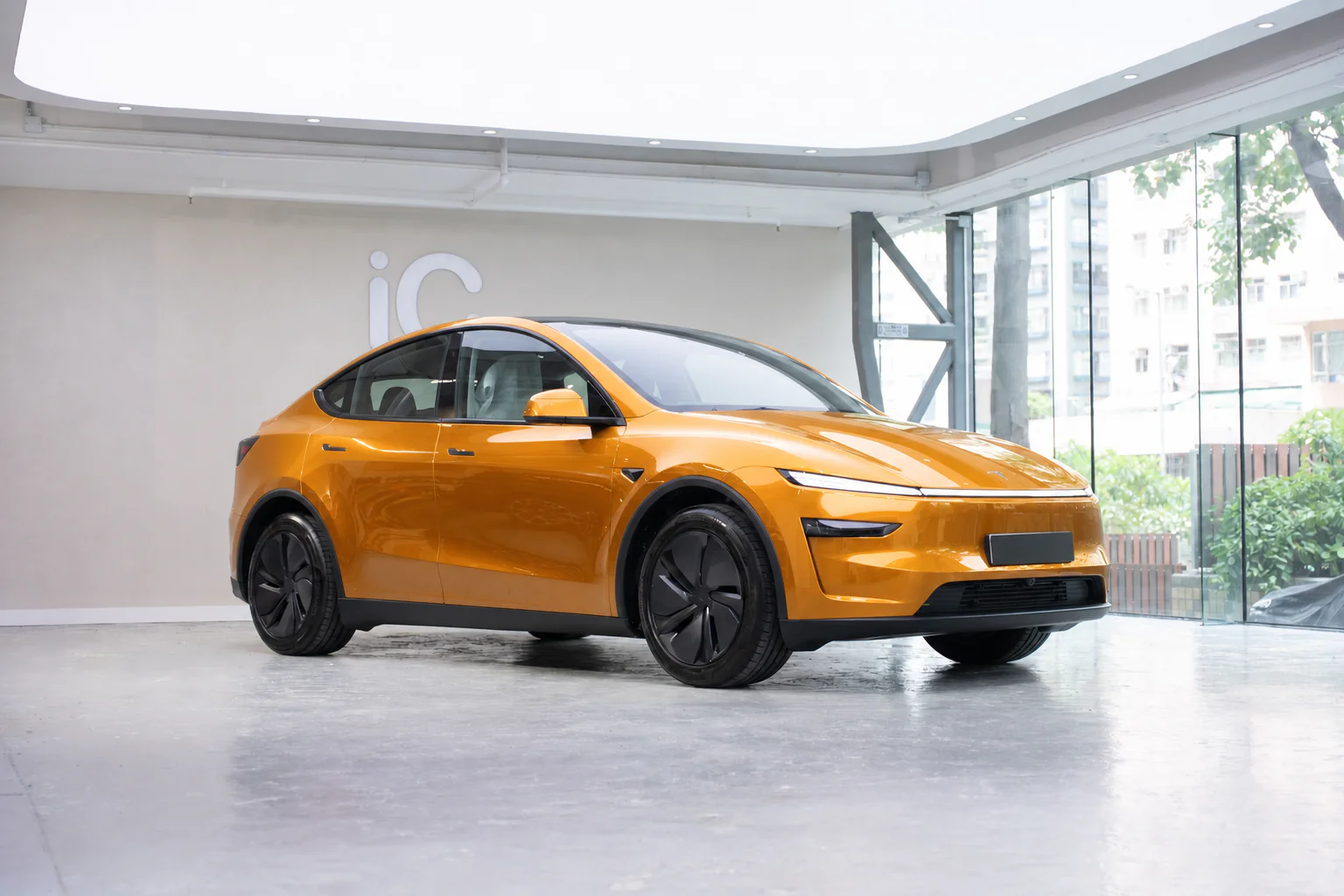 Solar Orange Metallic Tesla Model Y 模擬效果