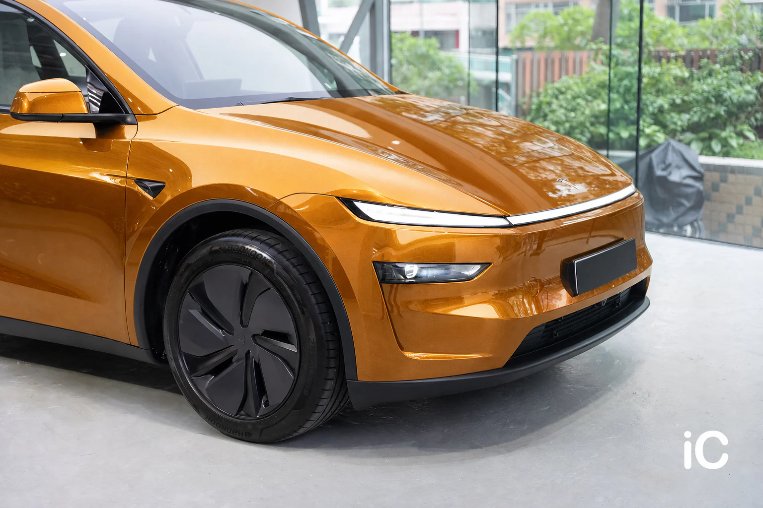 Solar Orange Metallic Tesla Model Y 模擬效果