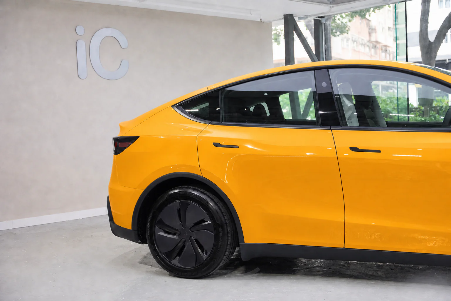 McLaren Orange Tesla Model Y 模擬效果