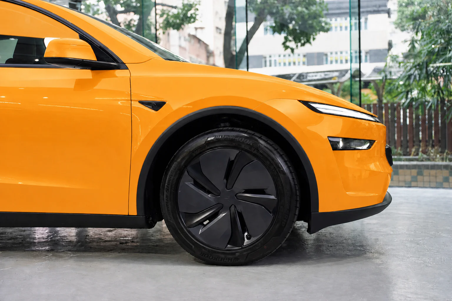McLaren Orange Tesla Model Y 模擬效果