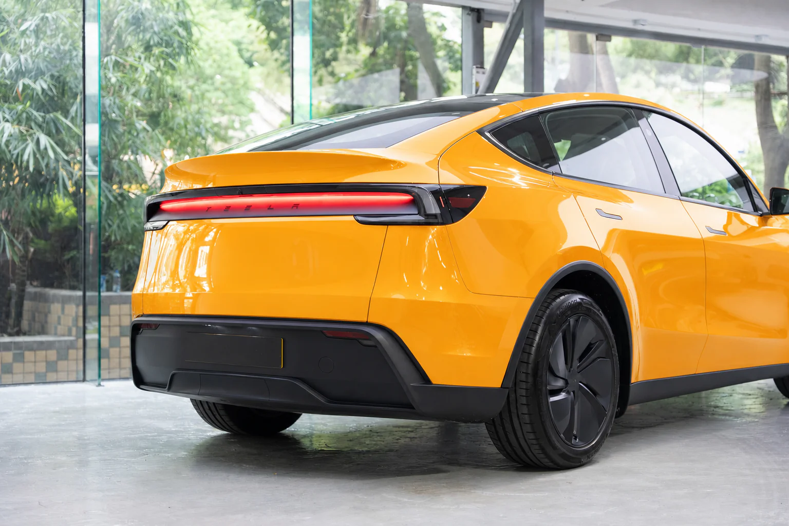 McLaren Orange Tesla Model Y 模擬效果