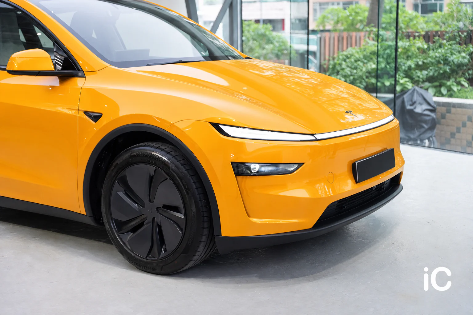 McLaren Orange Tesla Model Y 模擬效果