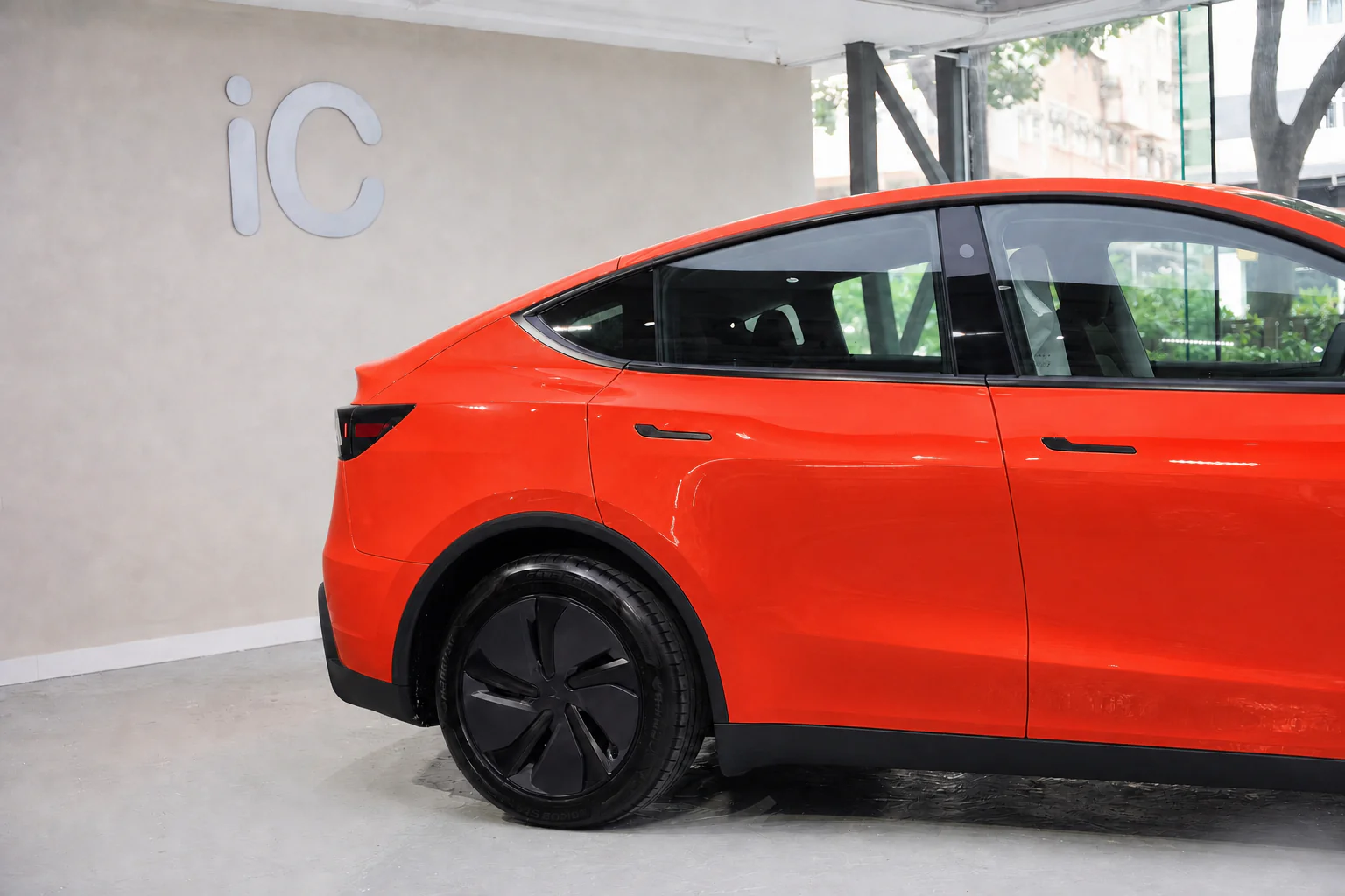 Lava Orange Tesla Model Y 模擬效果