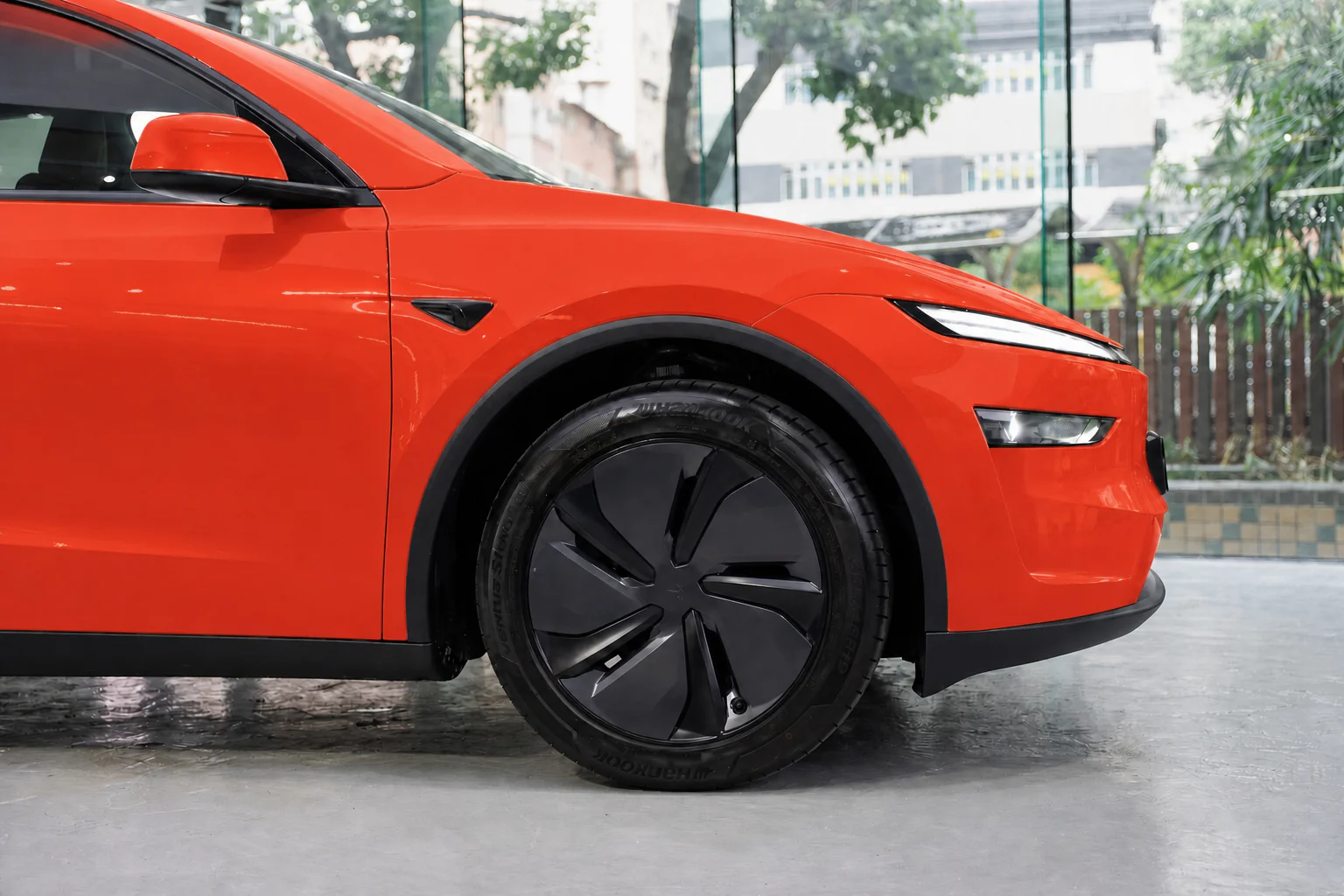 Lava Orange Tesla Model Y 模擬效果