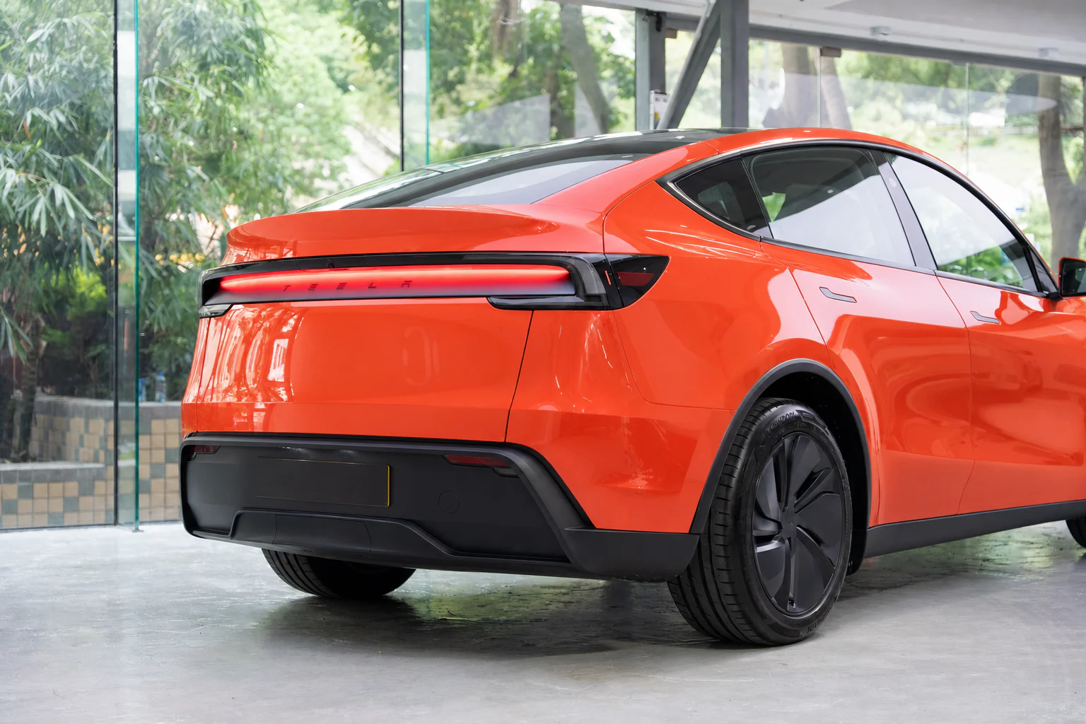 Lava Orange Tesla Model Y 模擬效果
