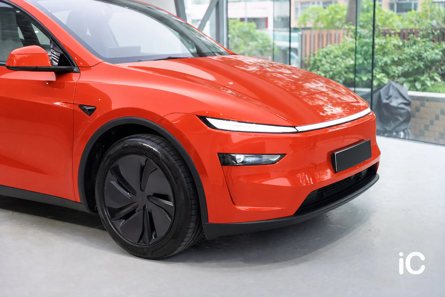 Lava Orange Tesla Model Y 模擬效果