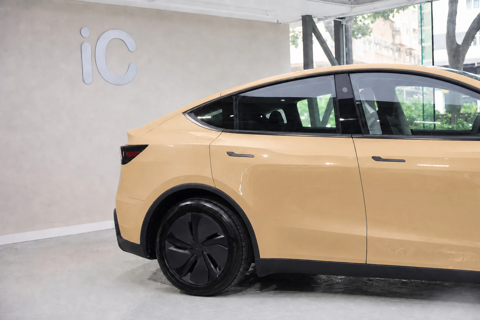 Dust Yellow Tesla Model Y 模擬效果