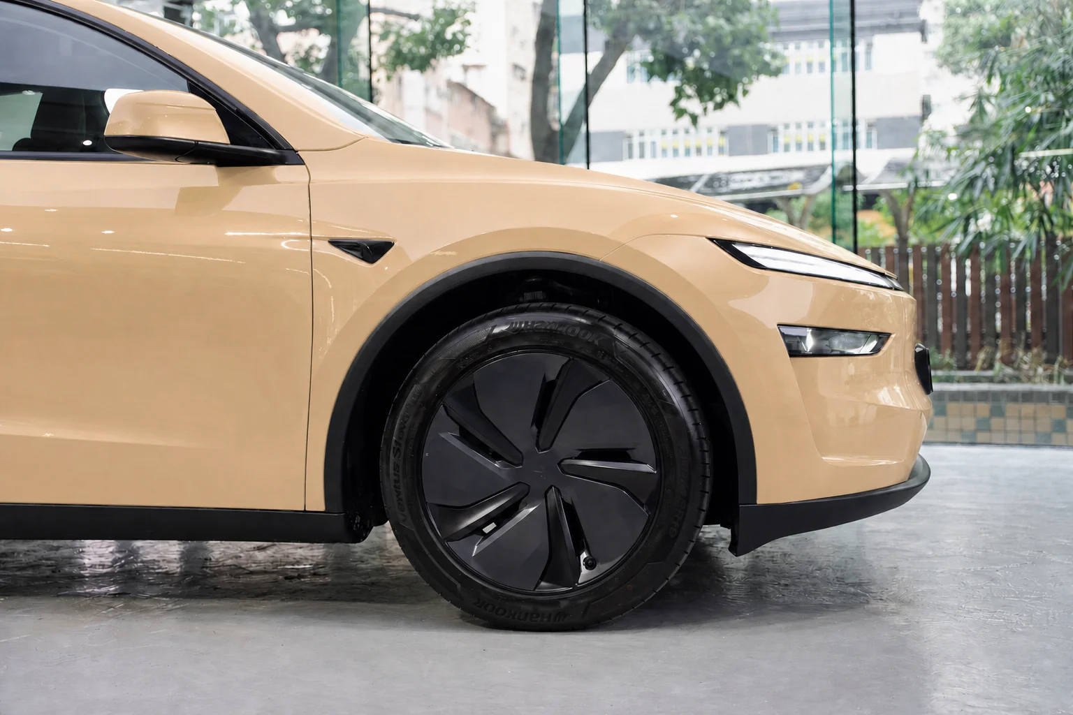 Dust Yellow Tesla Model Y 模擬效果