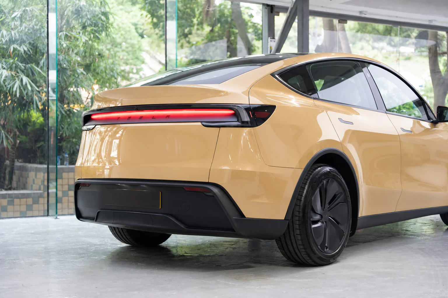 Dust Yellow Tesla Model Y 模擬效果