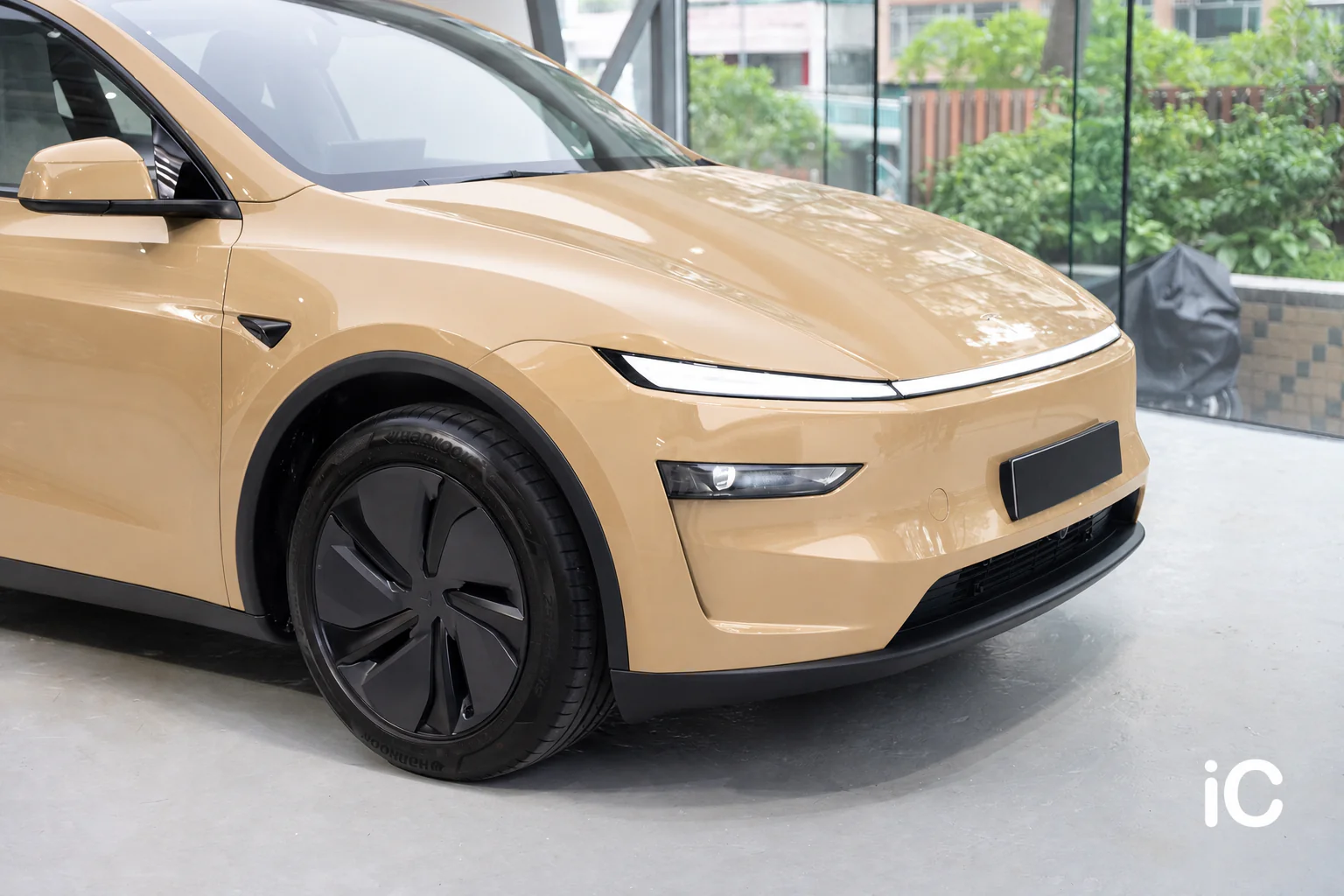 Dust Yellow Tesla Model Y 模擬效果
