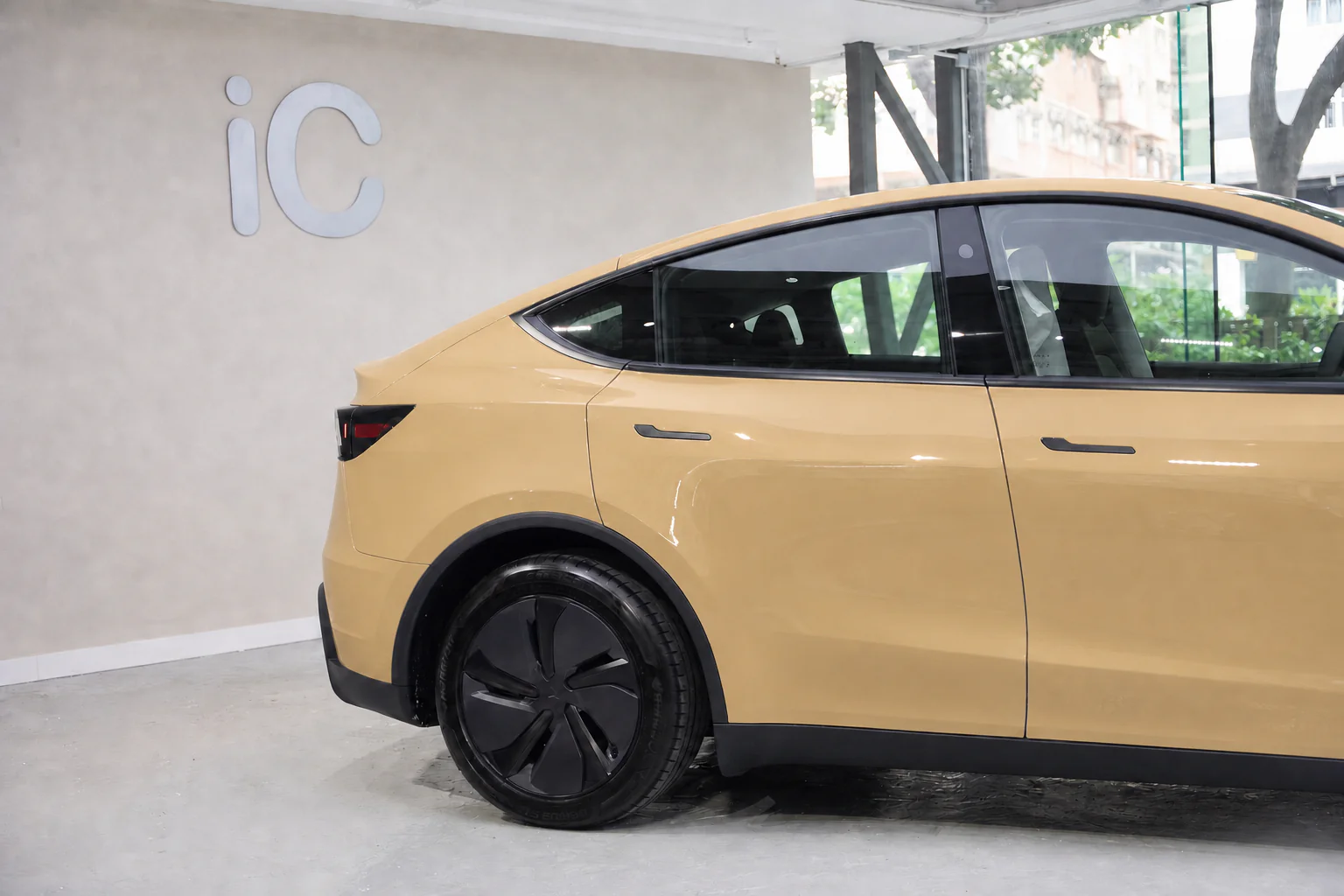 Dune Yellow Tesla Model Y 模擬效果