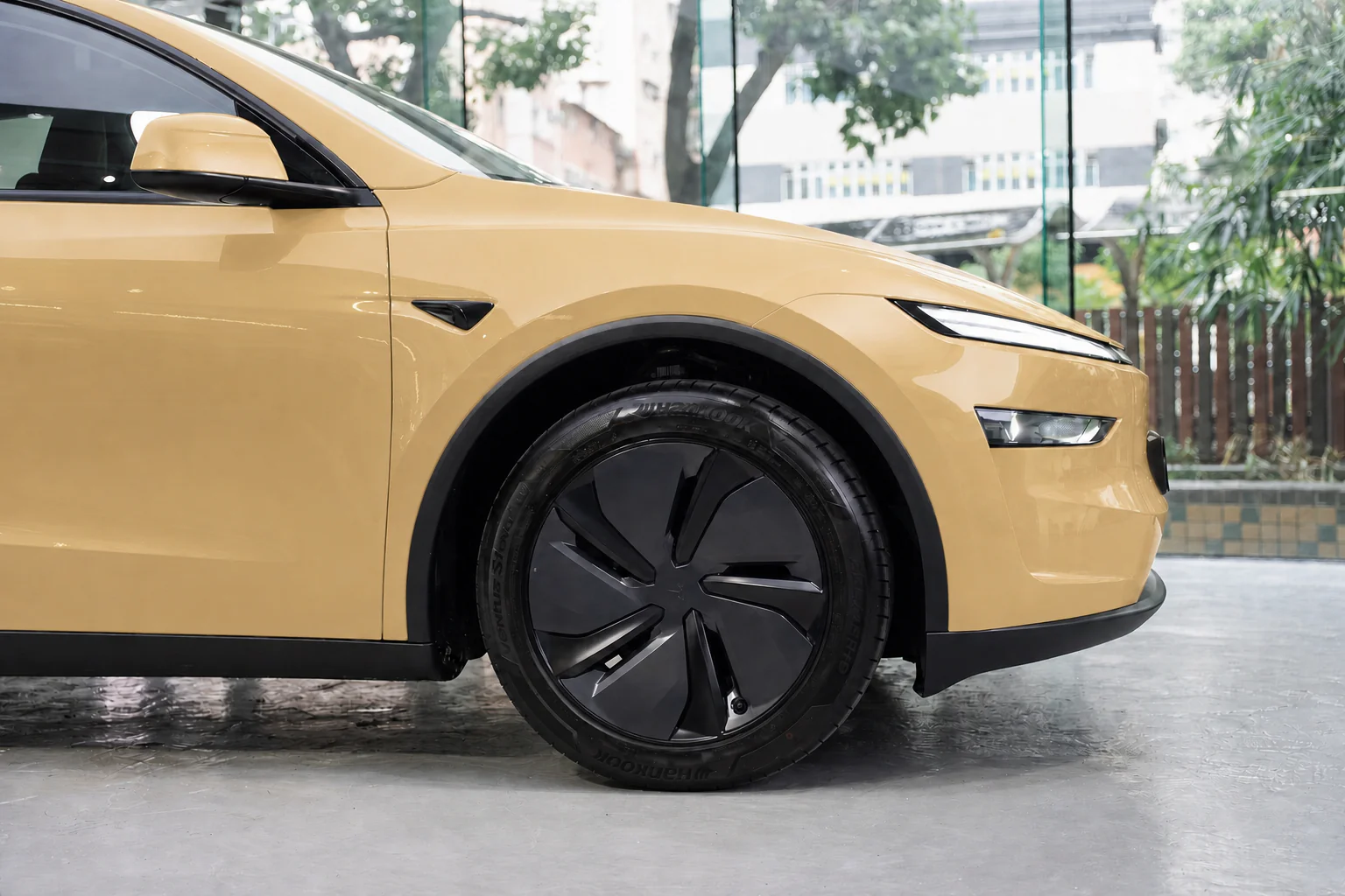 Dune Yellow Tesla Model Y 模擬效果