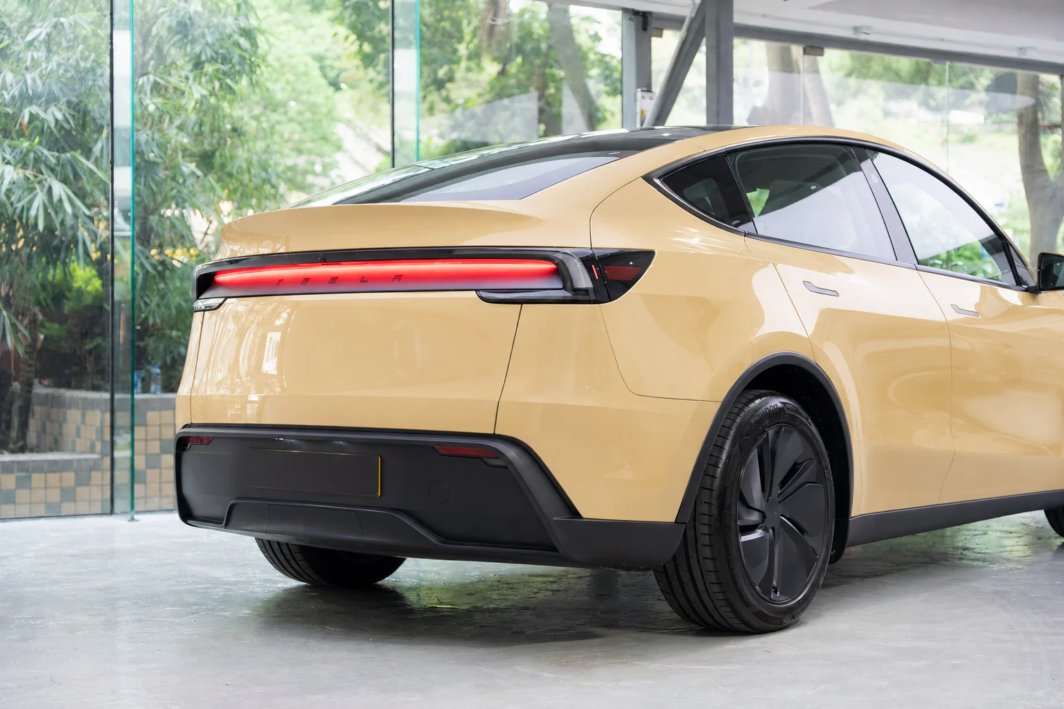 Dune Yellow Tesla Model Y 模擬效果