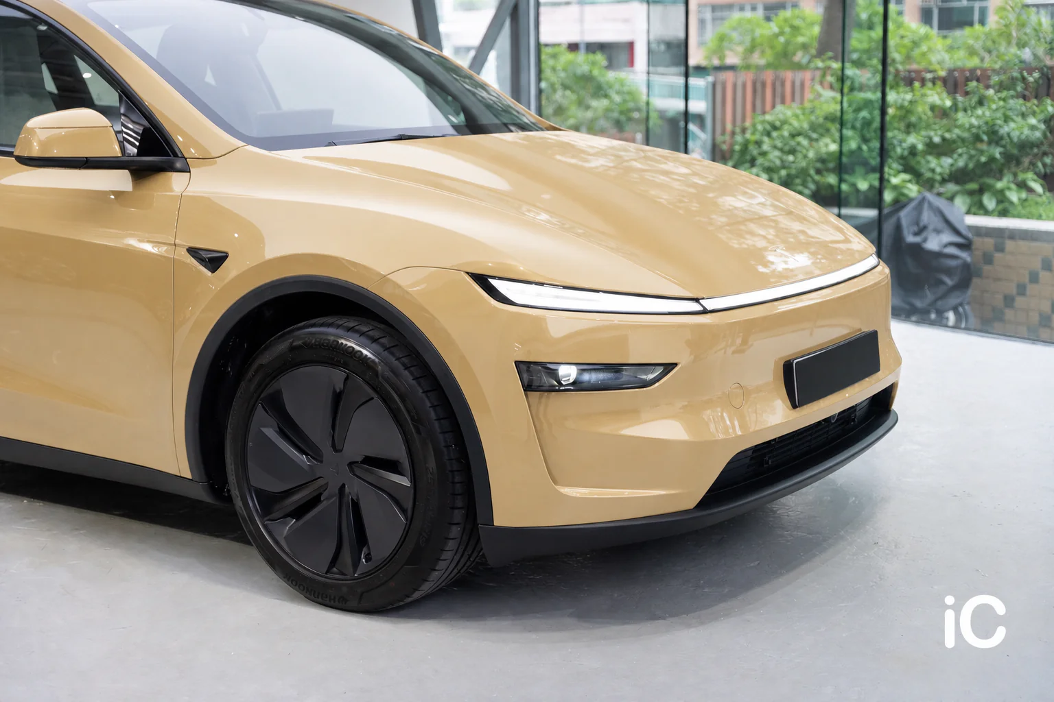 Dune Yellow Tesla Model Y 模擬效果