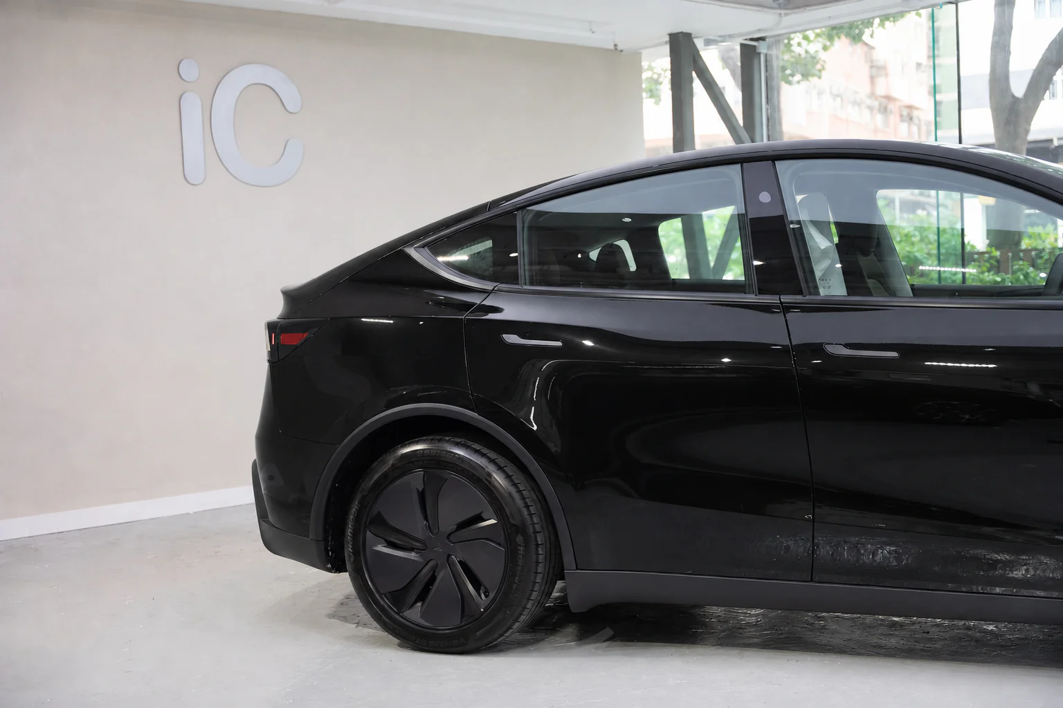 Solid Black Tesla Model Y 模擬效果