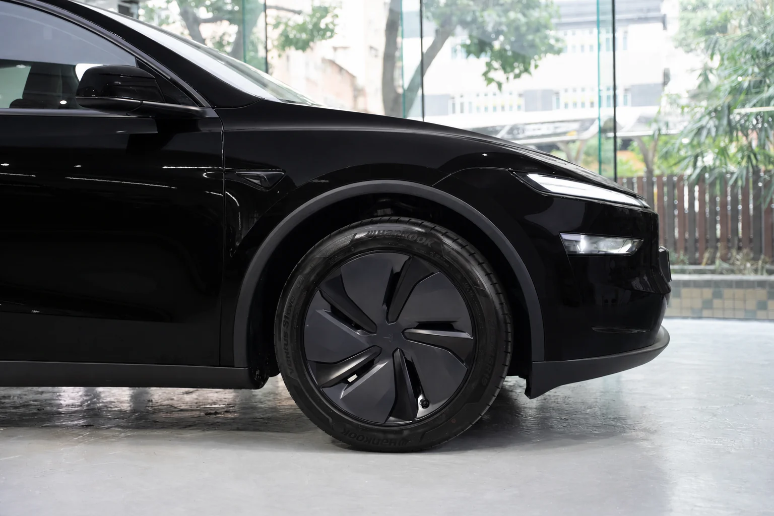 Solid Black Tesla Model Y 模擬效果