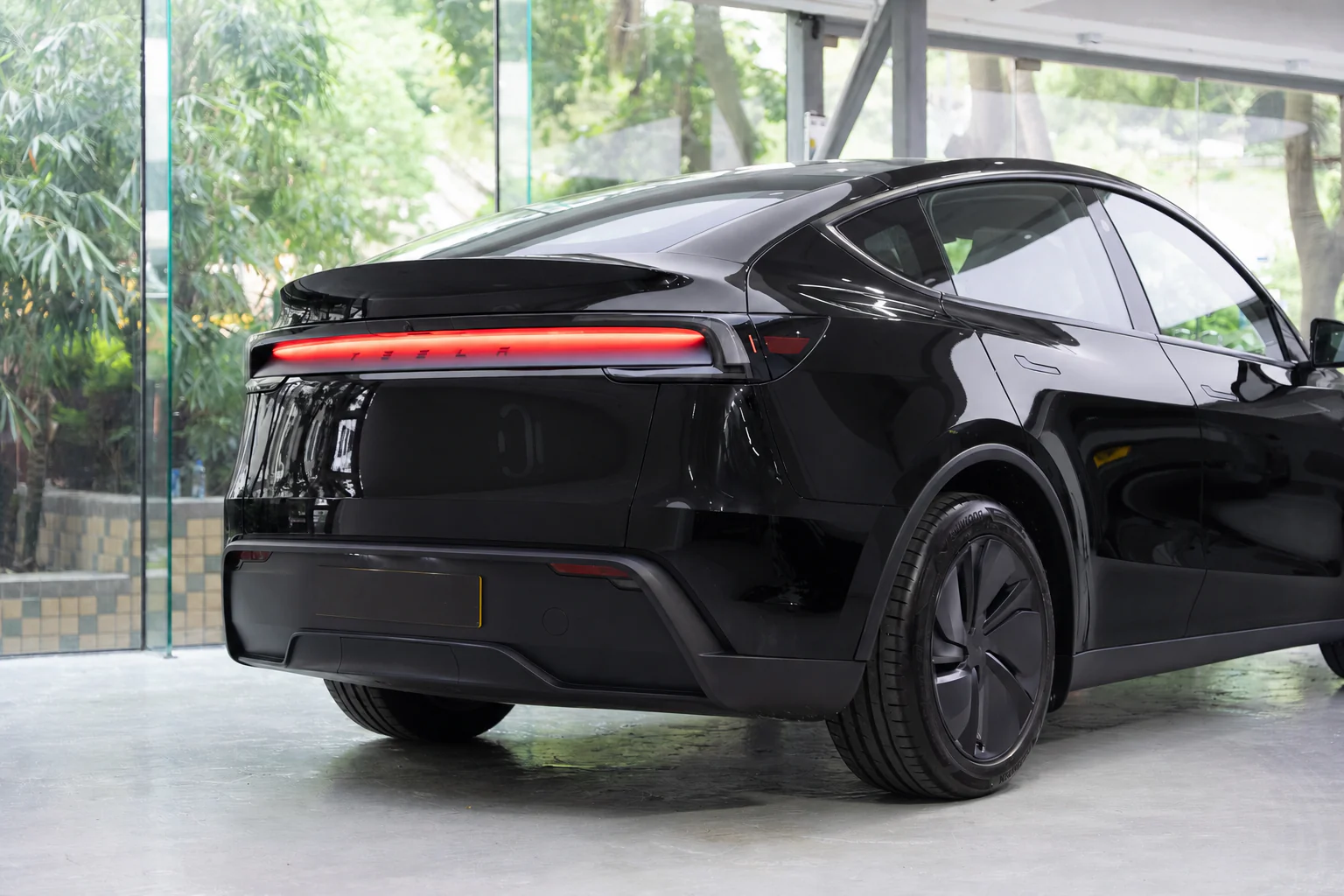 Solid Black Tesla Model Y 模擬效果