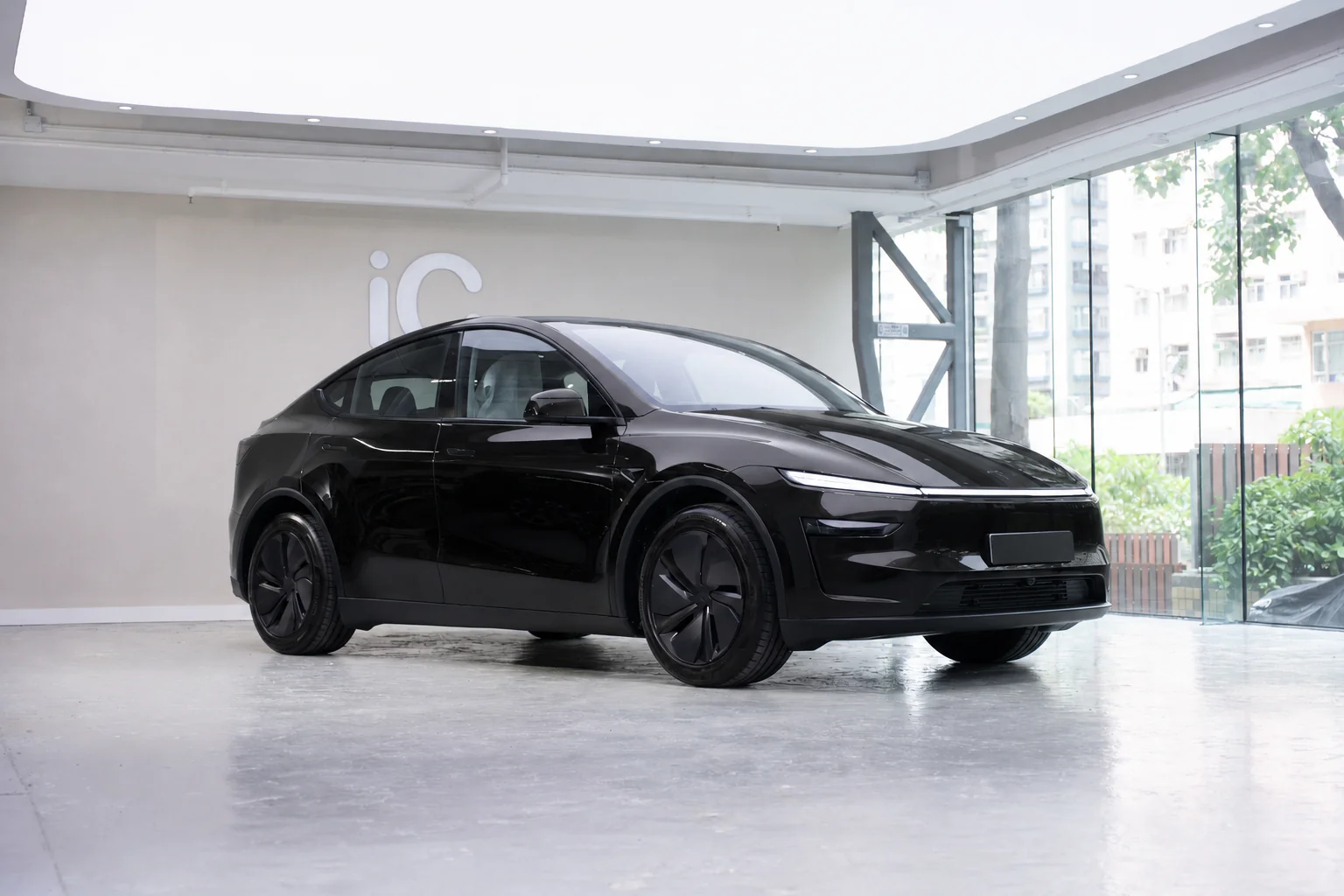 Solid Black Tesla Model Y 模擬效果