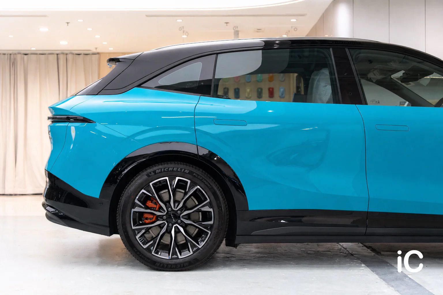 Miami Blue Zeekr 7X 模擬效果