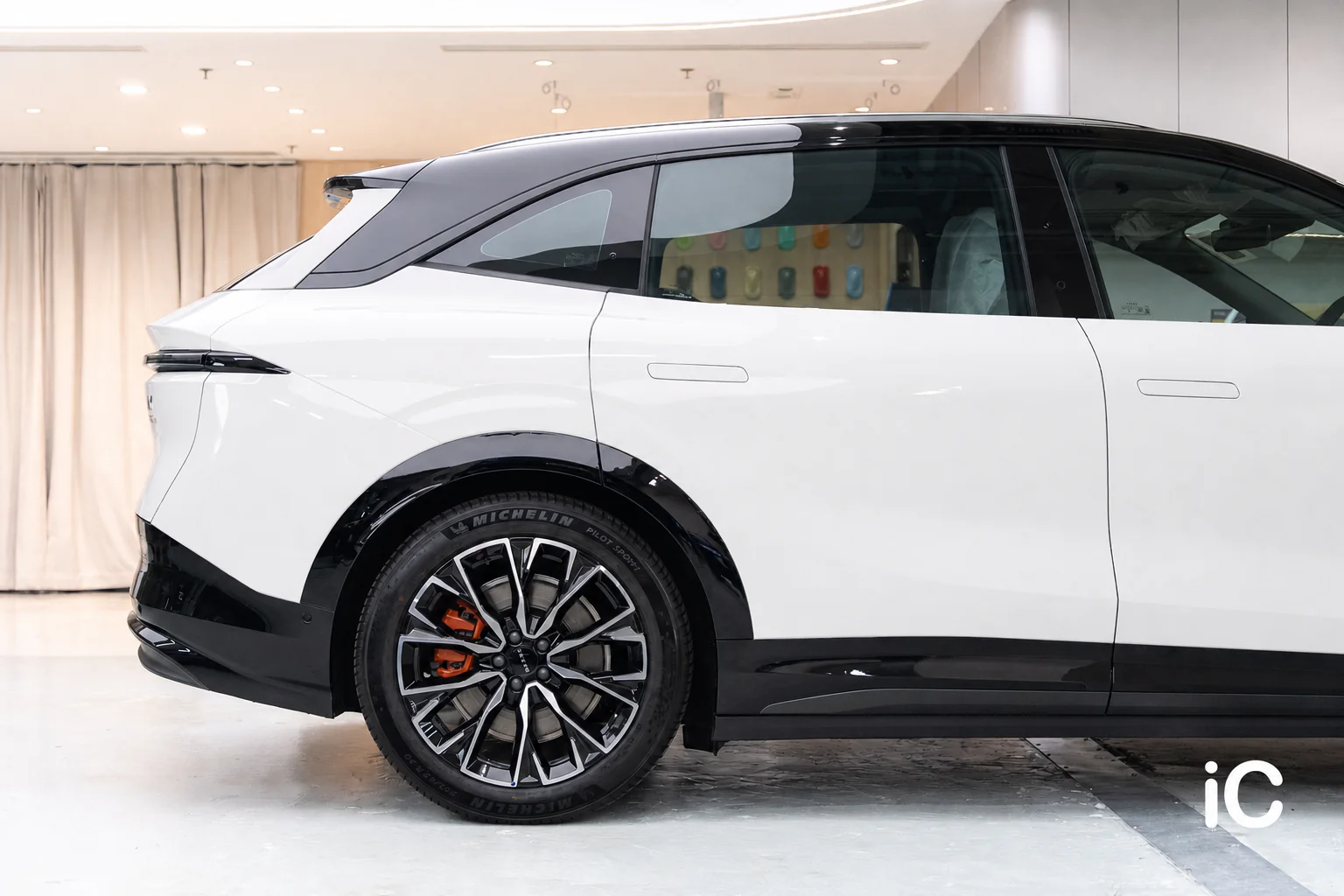 Solid White Zeekr 7X 模擬效果