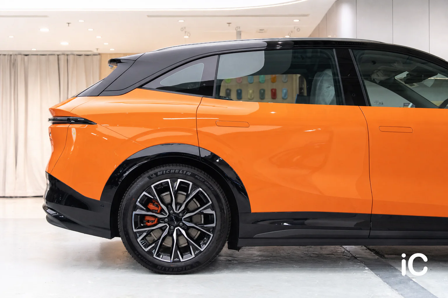 Racing Orange Zeekr 7X 模擬效果