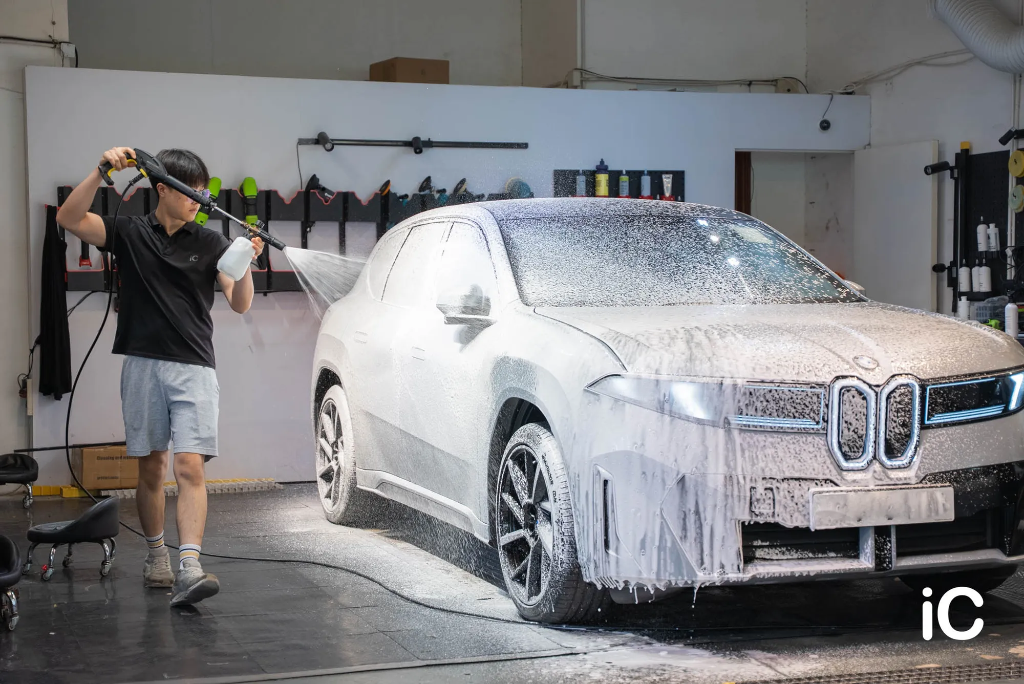 BMW iX3 (NA5) (Neue Klasse) 鍍膜 — 為車身噴上洗車泡沫，開始深層清洗工序